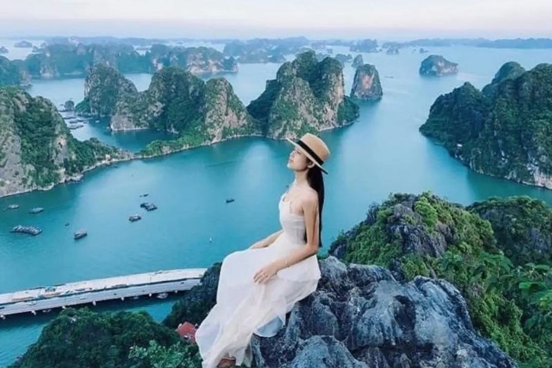 Sitting on the top of Bai Tho mountain, you can admire the poetic beauty of Ha Long Bay